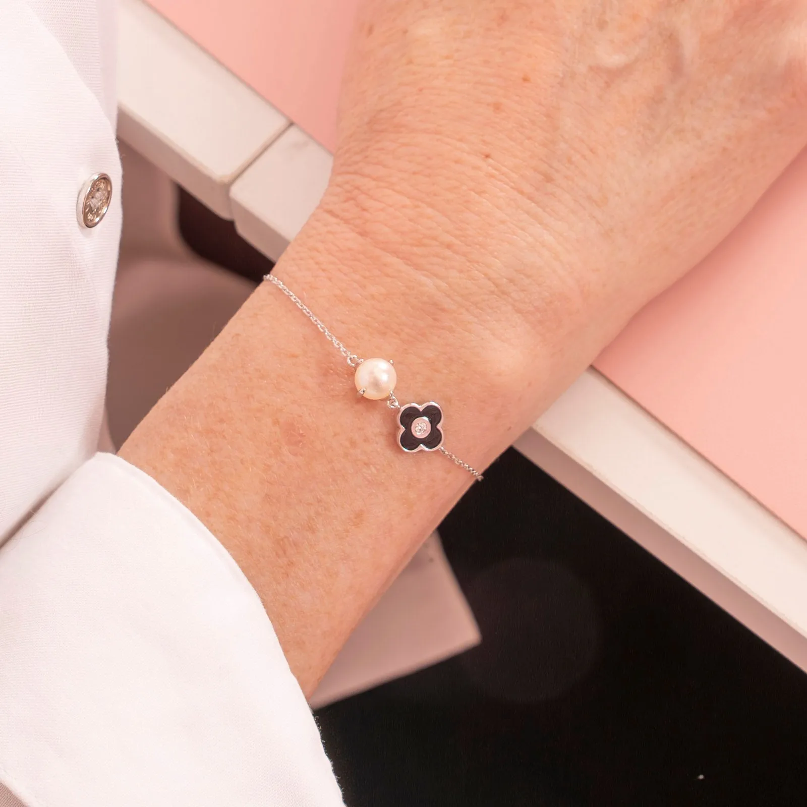 GLEAMING PETAL ENAMEL BRACELET
