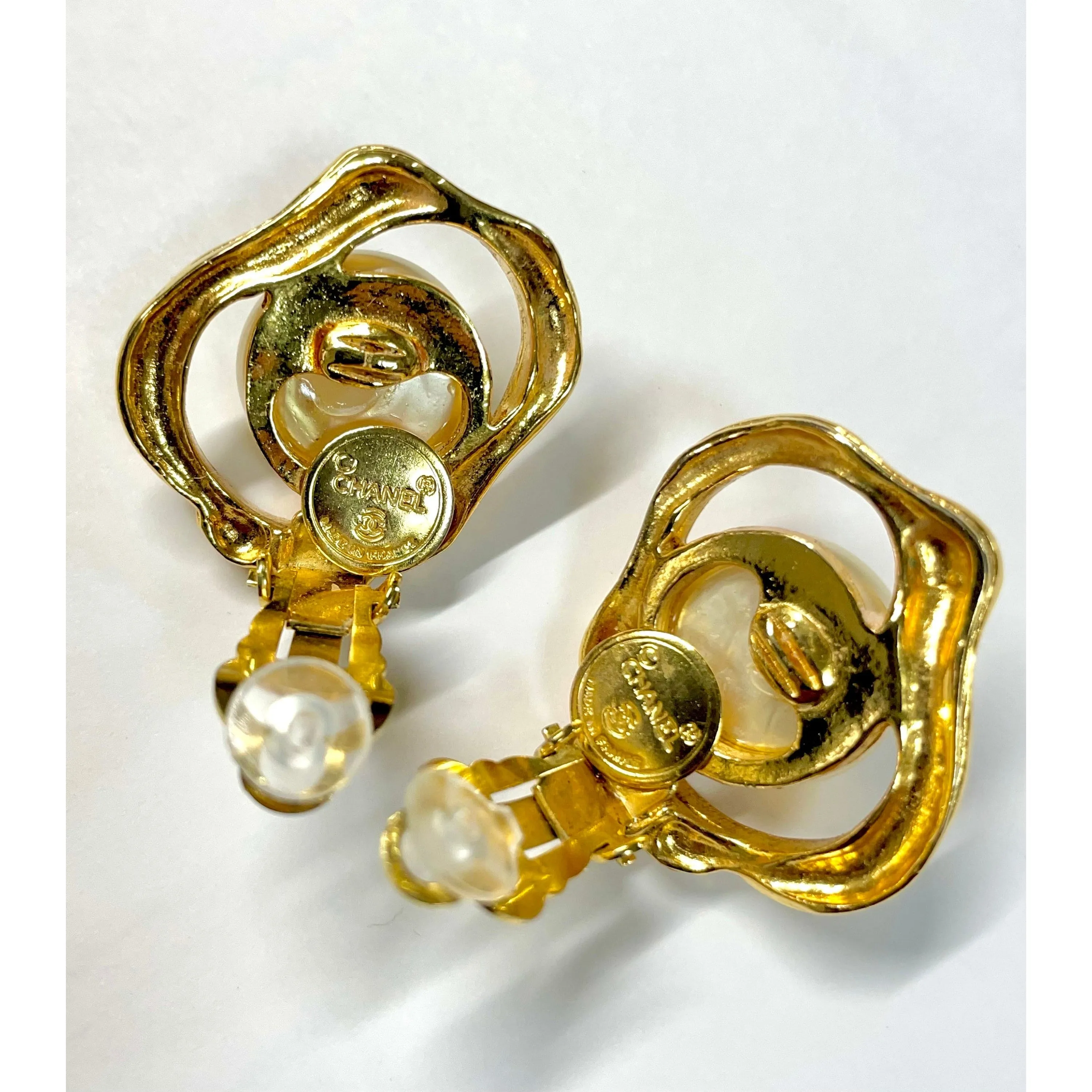 Vintage CHANEL gold tone oyster earrings with round pearl. Unique statement piece. Collectible. Great gift idea. 050905ac1