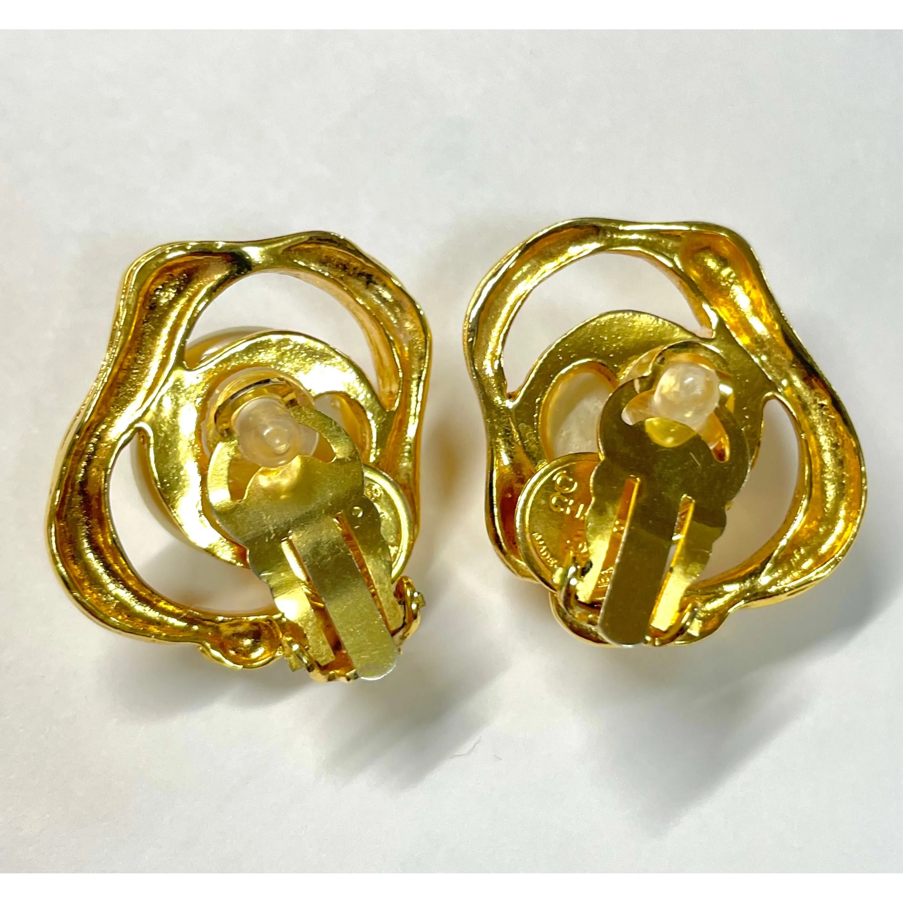 Vintage CHANEL gold tone oyster earrings with round pearl. Unique statement piece. Collectible. Great gift idea. 050905ac1
