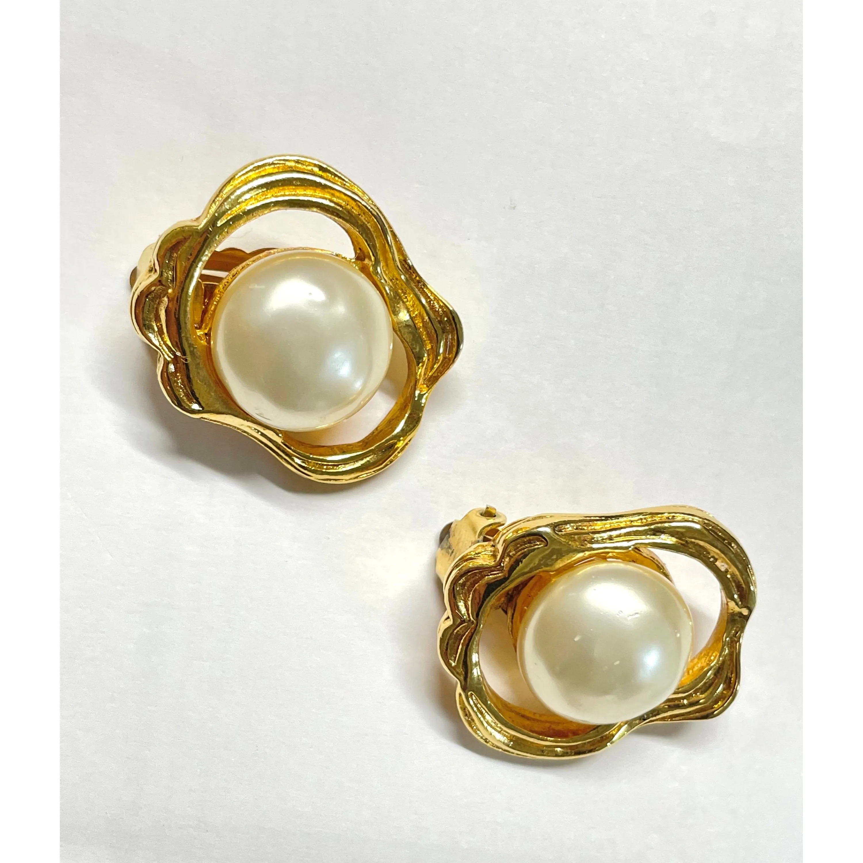 Vintage CHANEL gold tone oyster earrings with round pearl. Unique statement piece. Collectible. Great gift idea. 050905ac1