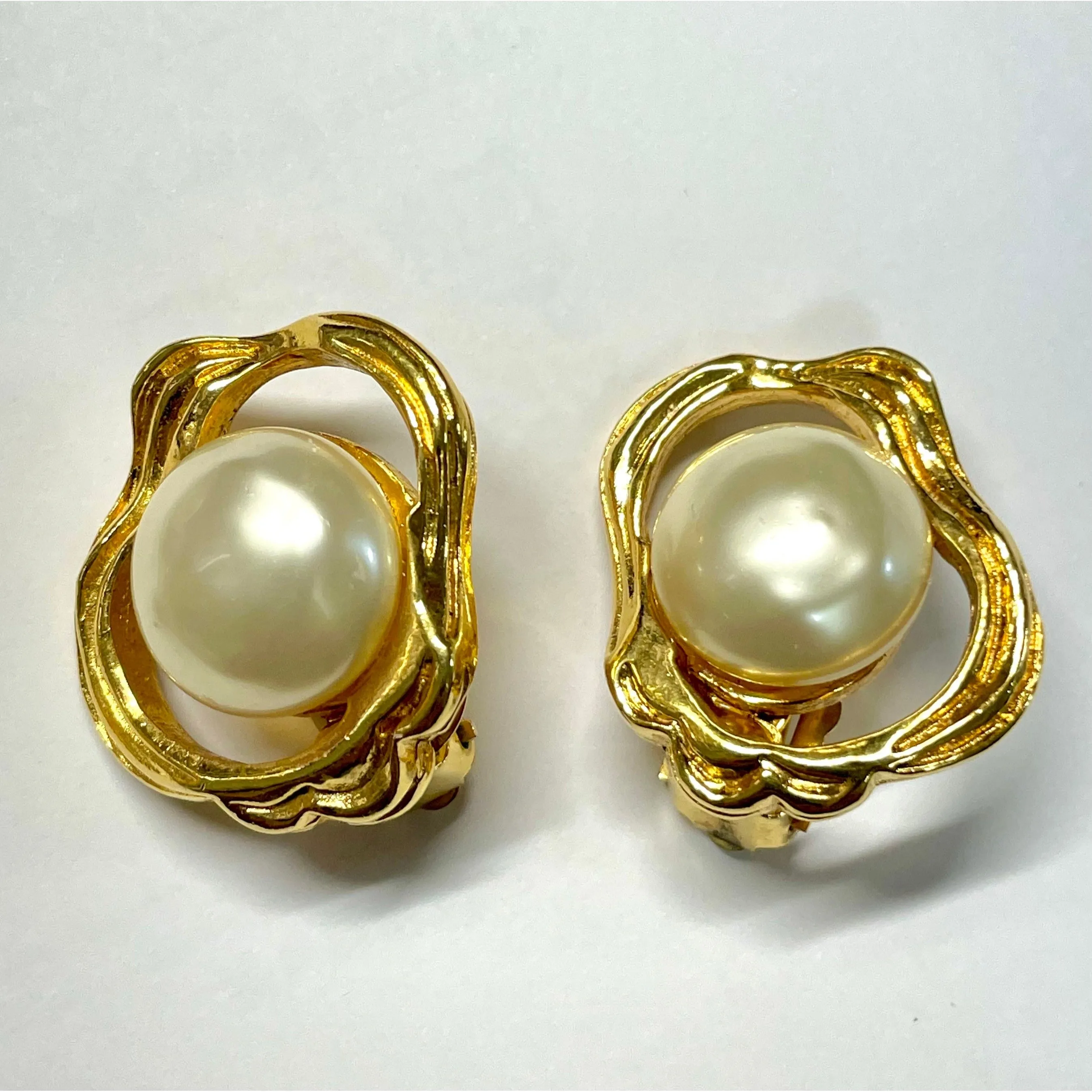 Vintage CHANEL gold tone oyster earrings with round pearl. Unique statement piece. Collectible. Great gift idea. 050905ac1