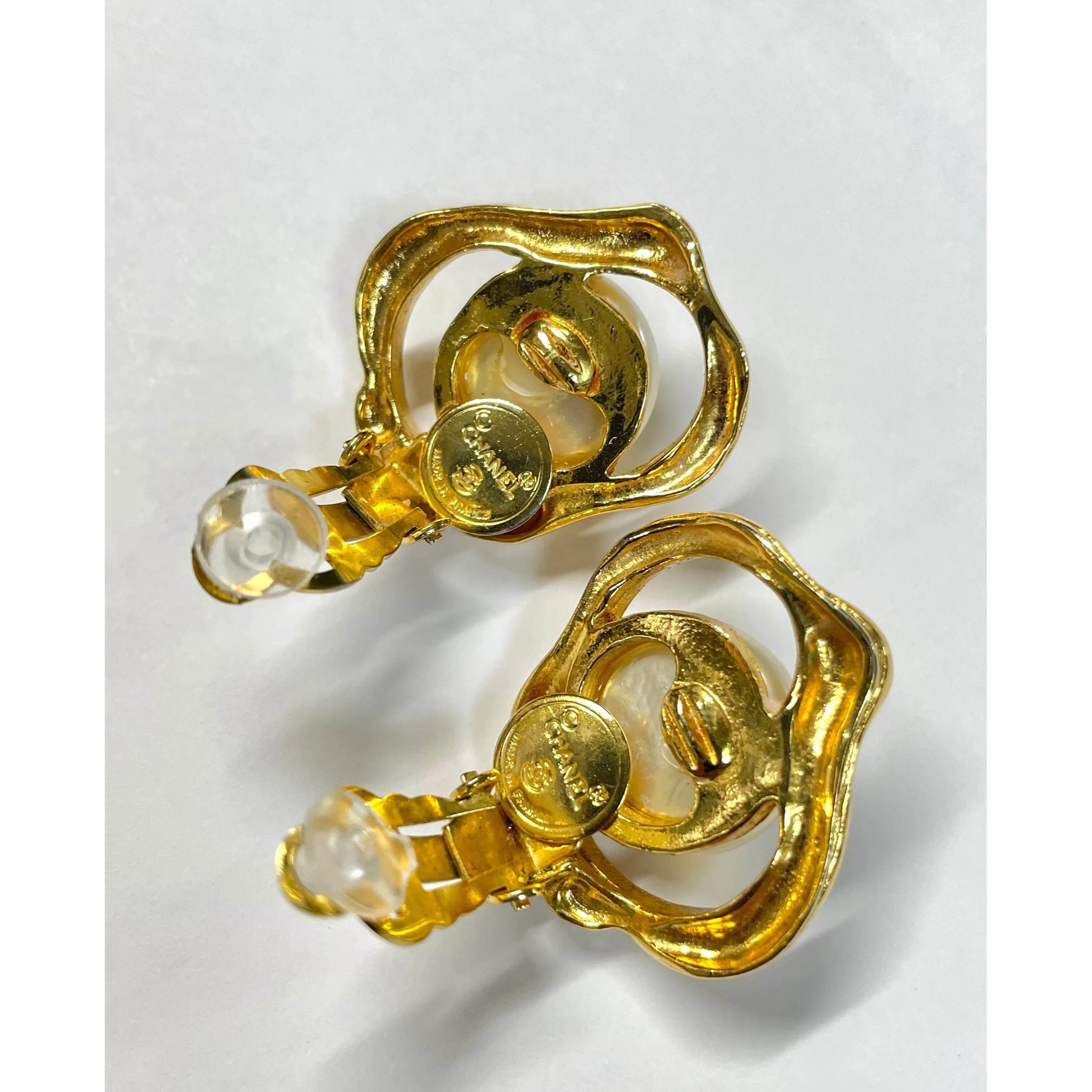 Vintage CHANEL gold tone oyster earrings with round pearl. Unique statement piece. Collectible. Great gift idea. 050905ac1