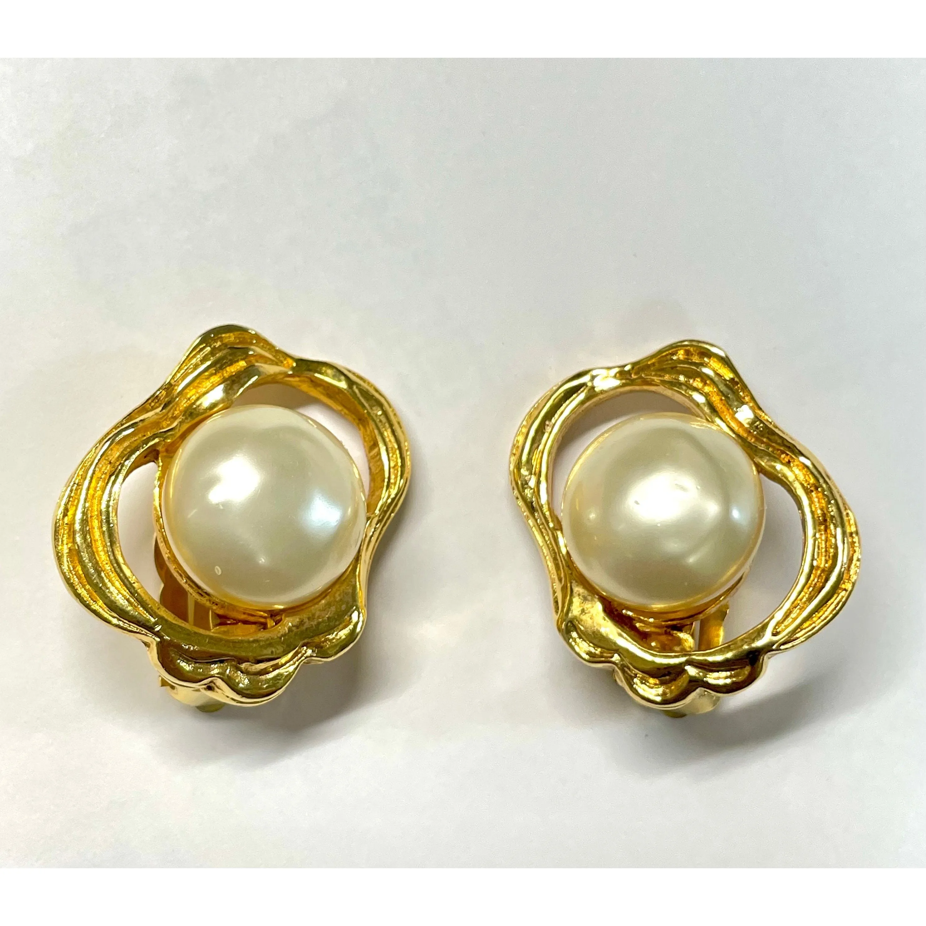 Vintage CHANEL gold tone oyster earrings with round pearl. Unique statement piece. Collectible. Great gift idea. 050905ac1