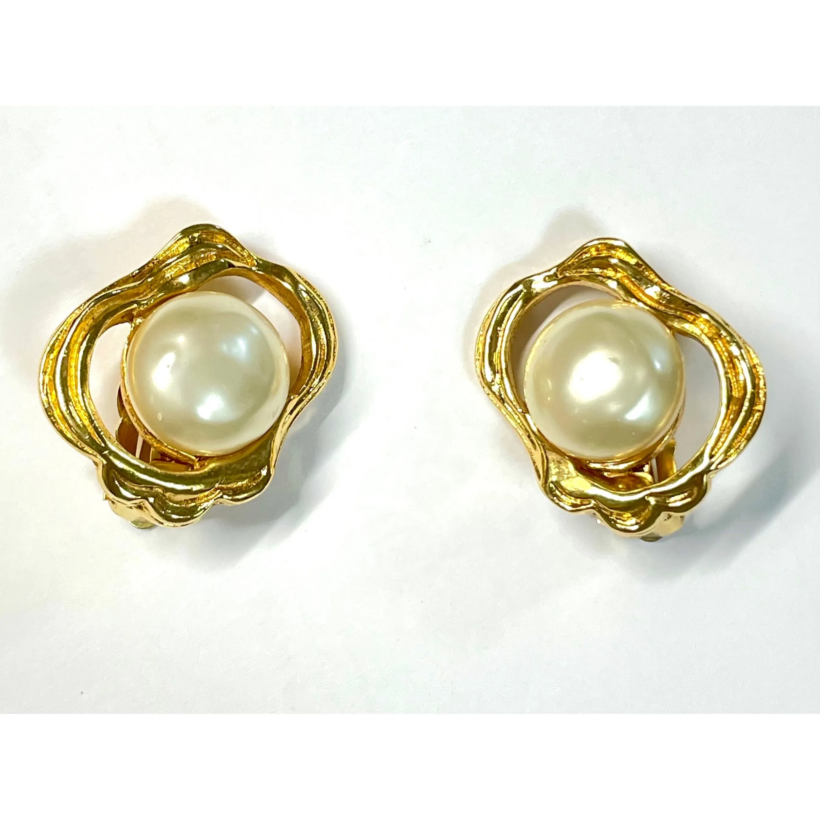 Vintage CHANEL gold tone oyster earrings with round pearl. Unique statement piece. Collectible. Great gift idea. 050905ac1